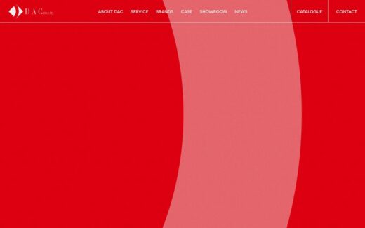 赤を基調とした大胆なビジュアルのDAC株式会社コーポレートサイト