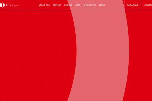 赤を基調とした大胆なビジュアルのDAC株式会社コーポレートサイト