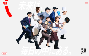 赤ロゴが映える給食サービス企業の50周年特設サイト